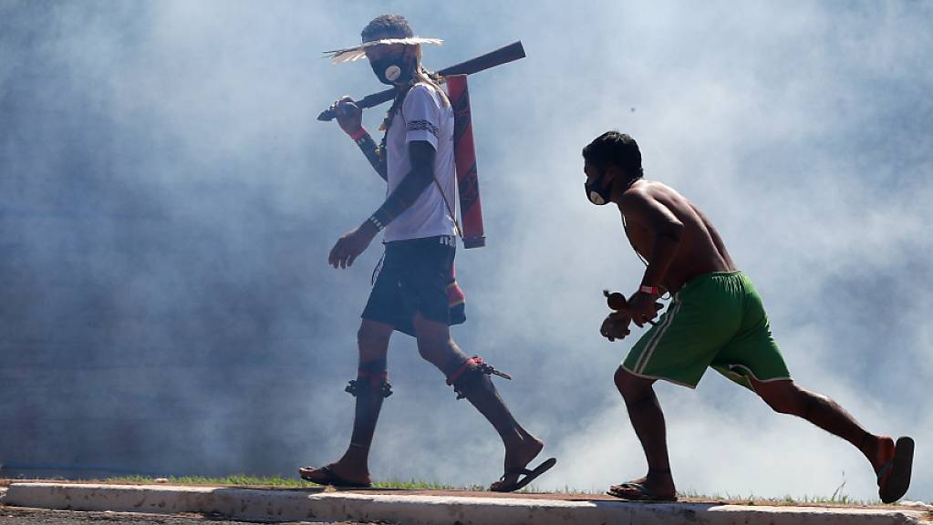Indigene gehen durch Rauch von Tränengas, nachdem sie während eines Protestes vor dem Kongress mit der Polizei zusammengestossen sind.