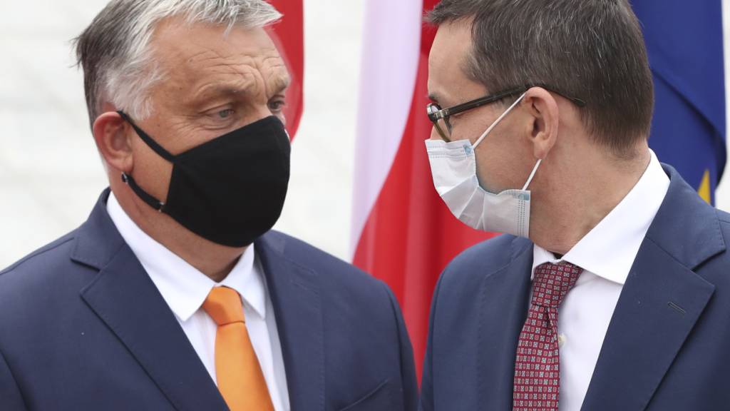 ARCHIV - Mateusz Morawiecki (r), Premierminister von Polen, trägt einen Mundschutz und begrüßt Viktor Orban, Premierminister von Ungarn, ebenfalls mit Mundschutz, zum Treffen der Premierminister der Visegrad-Staaten. Foto: Czarek Sokolowski/AP/dpa