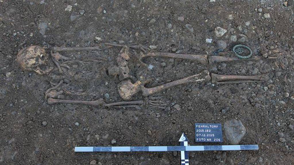 Frauengrab aus dem Frühmittelalter in Fehraltorf: Beim linken Bein liegt eine bronzene Zierscheibe als Beigabe.