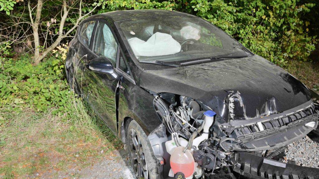 Beim Selbstunfall blieb der 20-jährige Autofahrer unverletzt.