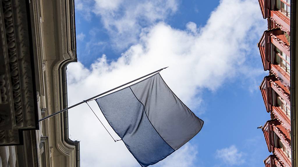 Eine  Fahne des Kanton Luzern am Luzerner Regierungsgebäude, in dem der Kantonsrat tagt. Dieser hat ein Steuerpaket in zweiter Lesung beschlossen. (Archivaufnahme)