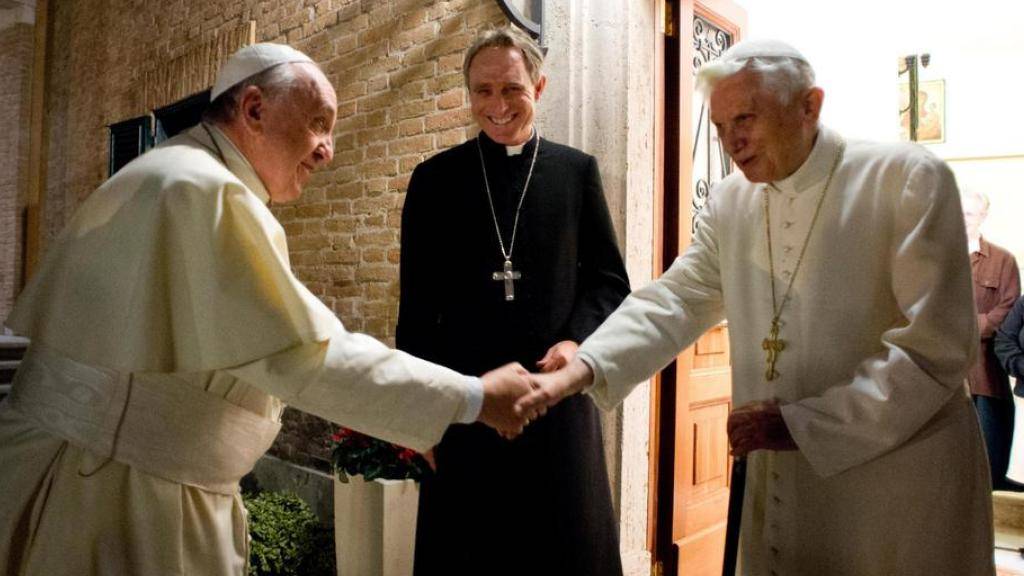 Seltener öffentlicher Auftritt: Der ehemalige Papst Benedikt XVI. feiert sein 65. Priesterjubiläum zusammen mit seinem Nachfolger Papst Franziskus. (Archivbild)