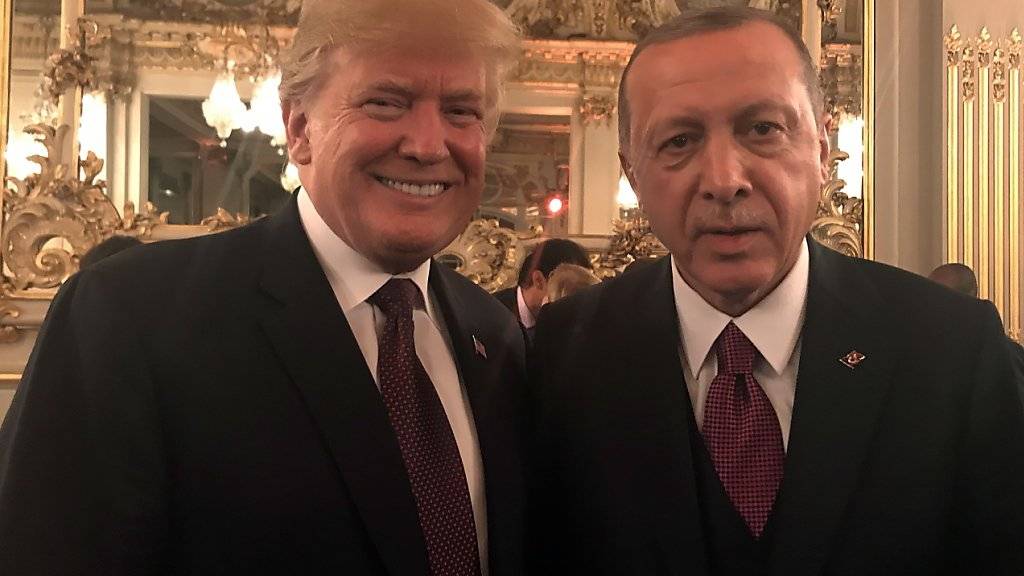 Der türkische Präsident Recep Tayyip Erdogan (rechts) will US-Präsident Donald Trump von der Richtigkeit seines Waffendeals mit Russland überzeugen. (Archivbild)