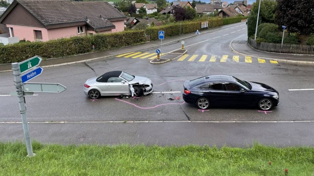 Bei einem Auffahrunfall in St. Gallen verletzten sich zwei Frauen, die im vorderen Auto sassen leicht.