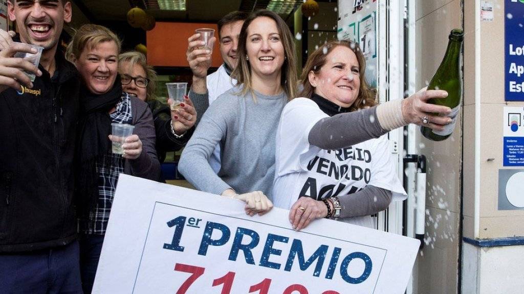Strahlende Lotteriegewinner am Freitag in Malaga - der Hauptgewinn - «El Gordo», der Dicke, genannt - entfiel auf die Lose mit der Nummer 71198.