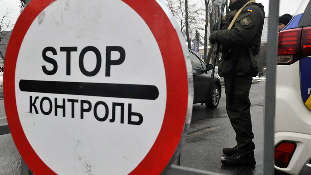 ARCHIV - Ein Soldat der Nationalgarde steht an einer Straßensperre (Archivbild). Foto: ukrin/dpa