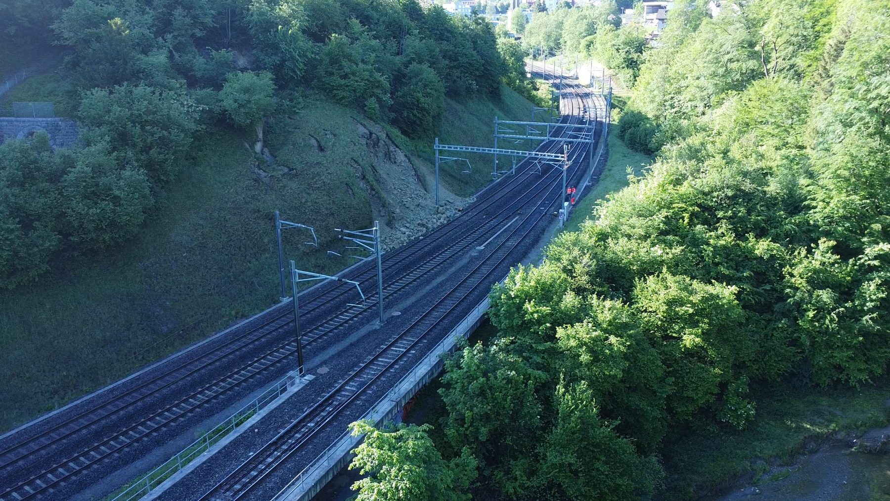 Noch immer ist der Hang neben den Bahngleisen instabil.