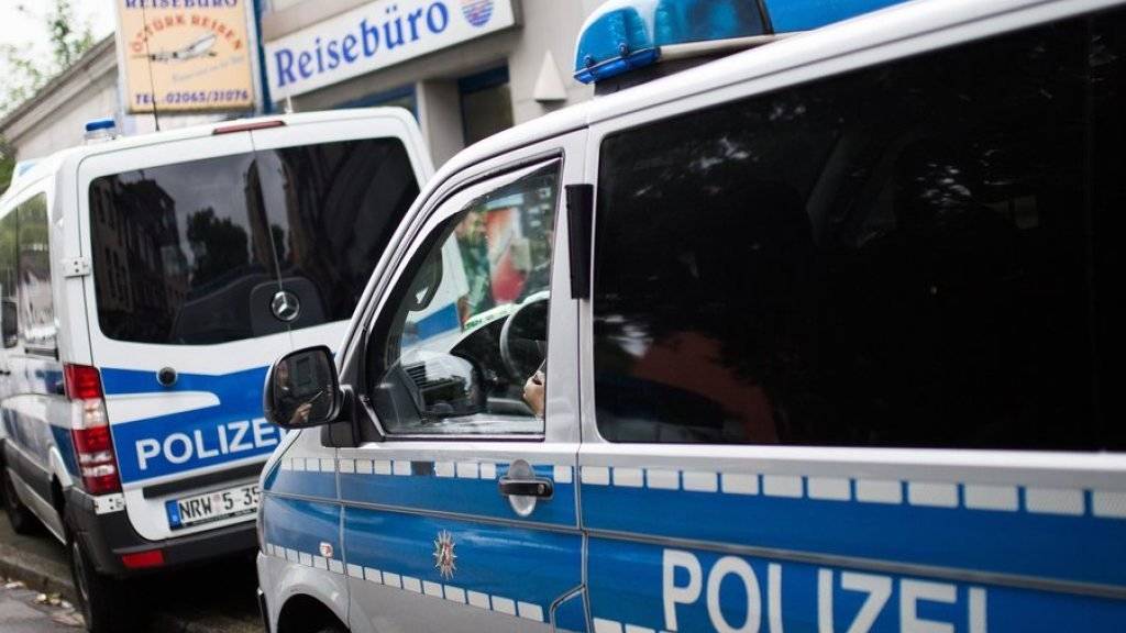 Polizeiautos am Mittwoch in Duisburg vor einem türkischen Reisebüro.