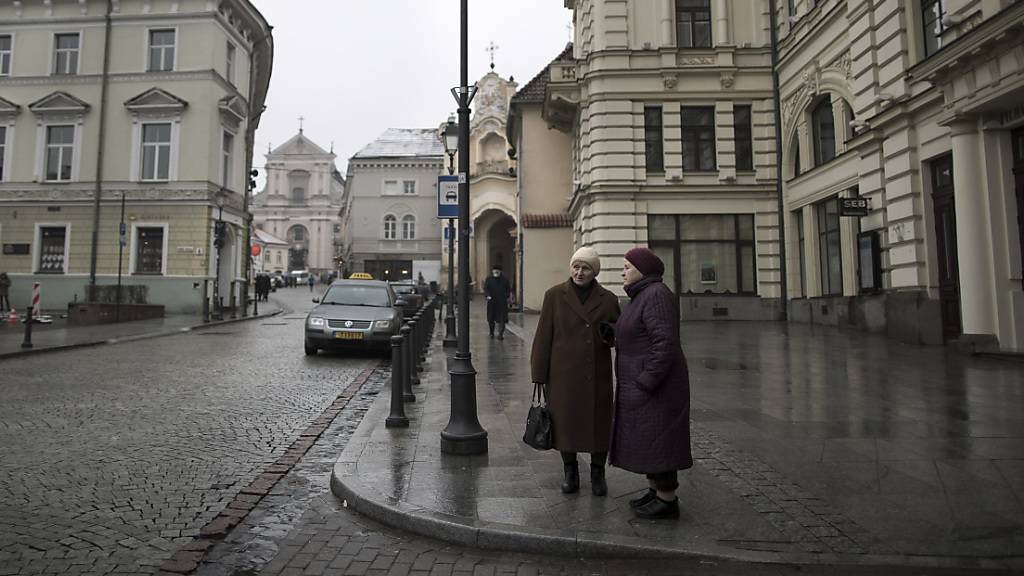 Zwei Frauen sprechen miteinander in der Altstadt der litauischen Hauptstadt Vilnius. (Archivbild)