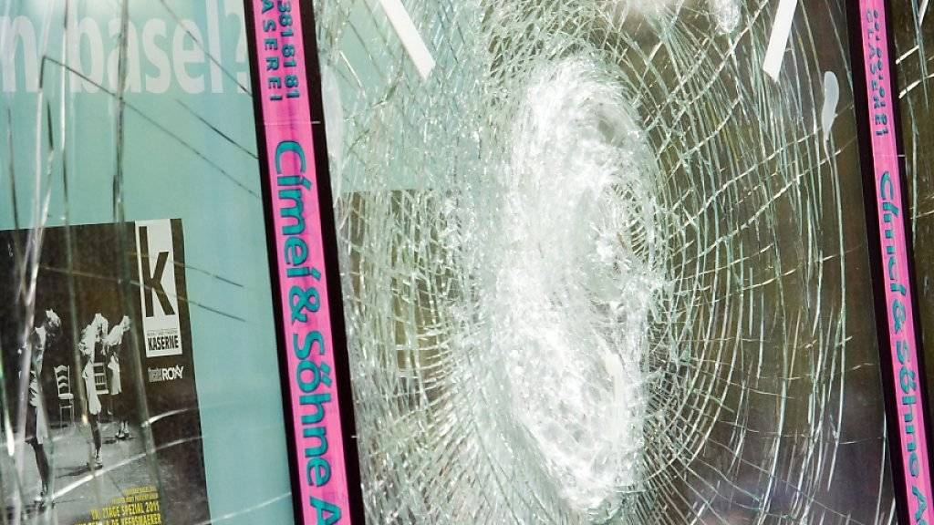 «Was ist los in Basel?», steht auf dieser beschädigten Fensterscheibe - in der Nacht auf Samstag kam es erneut zu Ausschreitungen und Sachbeschädigungen in der Basler Innenstadt. (Archivbild)