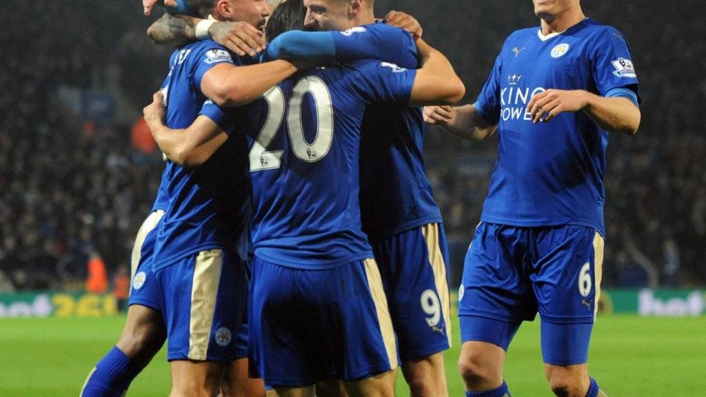 Leicesters Spieler feiern ihren Torschützen Shinji Okazaki