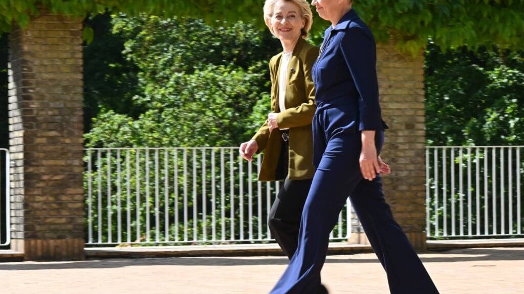dpatopbilder - Ursula von der Leyen (l), EU-Kommissionspräsidentin, und Mette Frederiksen, Ministerpräsidentin von Dänemark, gehen nebeneinander vor der Universität. Foto: Ansgar Haase/dpa