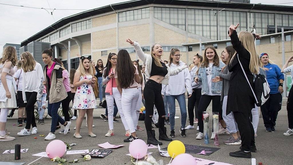 Ballone, Karten, Musik und Tanz: Trotz abgesagtem Konzert versammelten sich an Pfingstmontag rund sechzig Ariane-Grande-Fans vor dem Zürcher Hallenstadion.