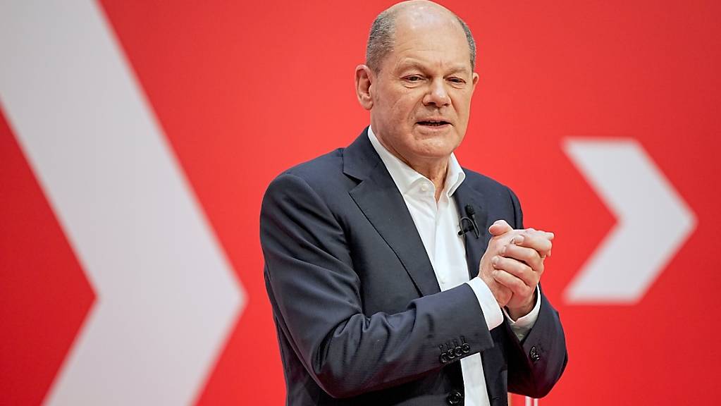 Olaf Scholz, designierter SPD Kanzler und geschäftsführender Bundesminister der Finanzen, spricht beim SPD-Parteitag im Willy-Brandt-Haus.