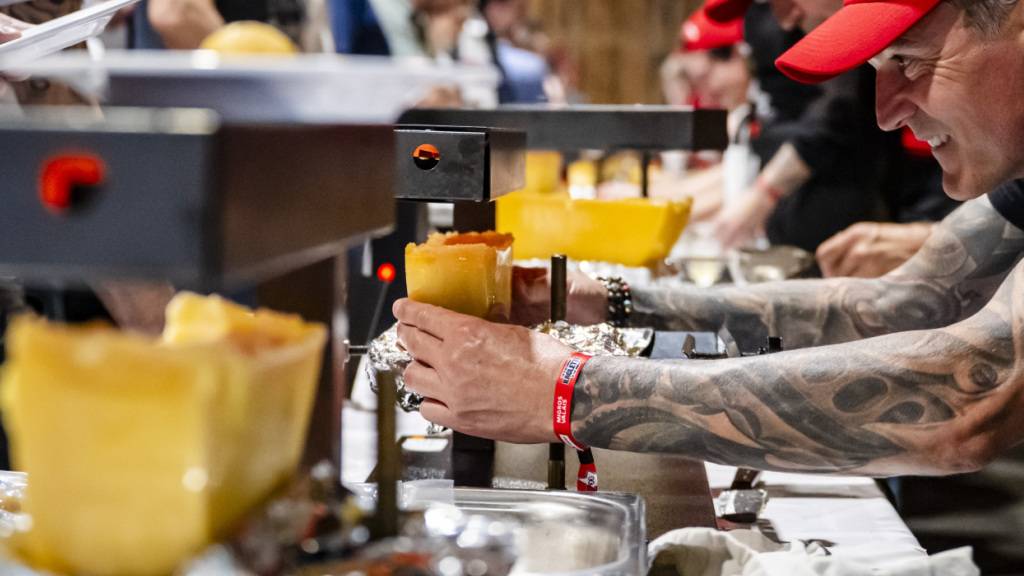 Die Berner Fachhochschule untersuchte die wirtschaftliche Bedeutung der Walliser AOP-RAclette-Produktion. (Symbolbild)