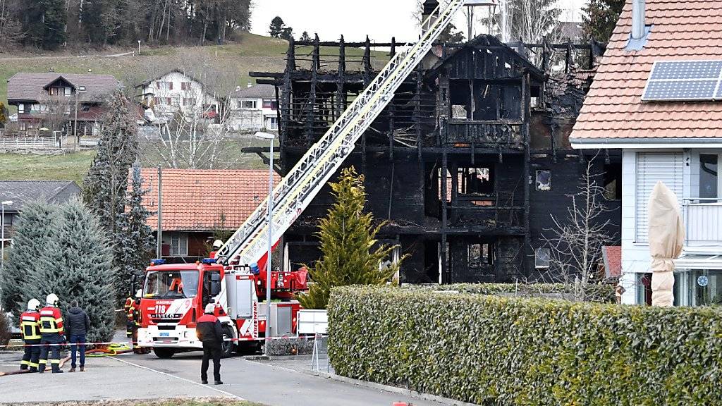 Die Feuerwehr untersucht in Steffisburg ein abgebranntes Mehrfamilienhaus. Am frühen Sonntagmorgen war das Mehrfamilienhaus i in Brand geraten und dabei vollständig ausgebrannt.
