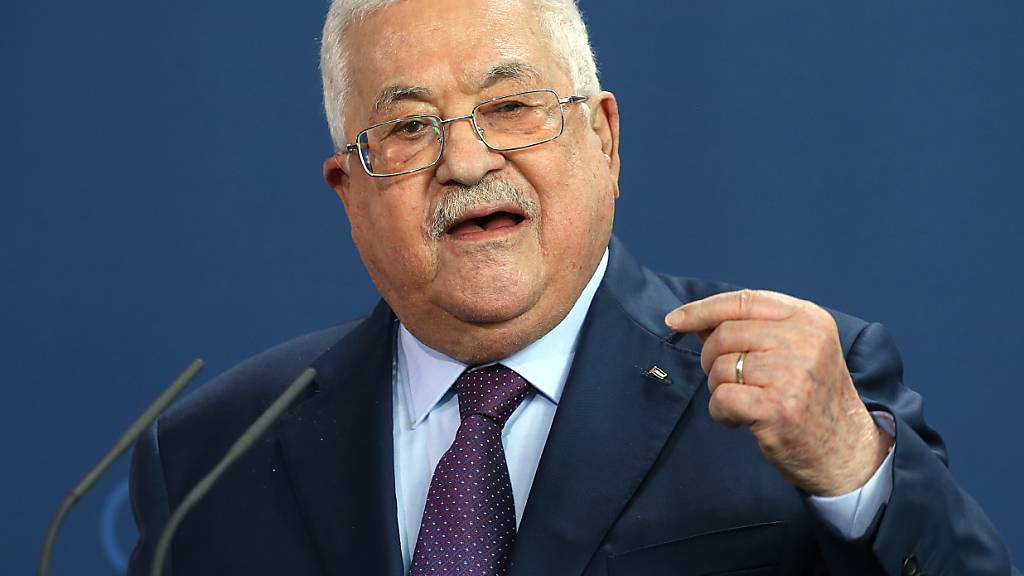 ARCHIV - Mahmud Abbas, Präsident der Palästinensischen Autonomiebehörde, beantwortet nach einem Gespräch mit dem Bundeskanzler auf einer Pressekonferenz Fragen von Journalisten. Foto: Wolfgang Kumm/dpa
