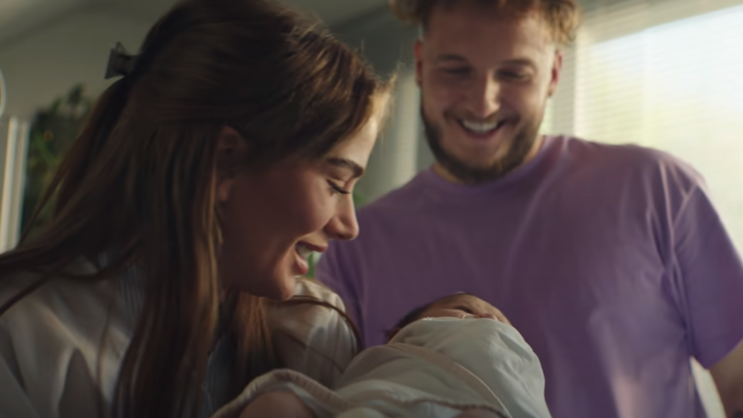 Im Musikvideo wird die Geburt ihrer gemeinsamen Tochter Hana thematisiert.