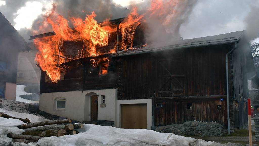 Beim Brand im Dorfkern von Breil/Brigels wurde ein 79-jähriger Mann schwer verletzt.