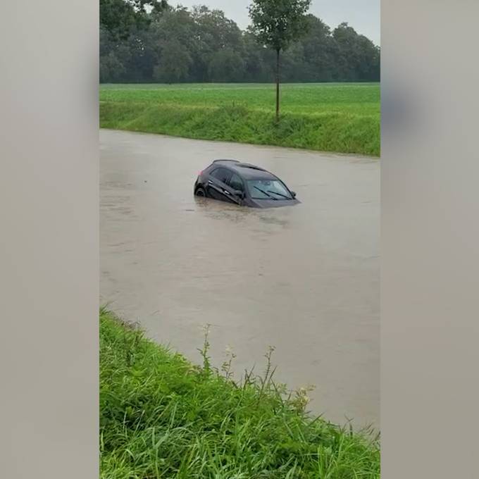 Auto geht im Binnenkanal unter – Fahrzeug noch nicht lokalisiert