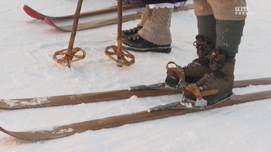 Nostalgie-Fans machen auf Holz-Skis eine Zeitreise in die «Belle Epoque»