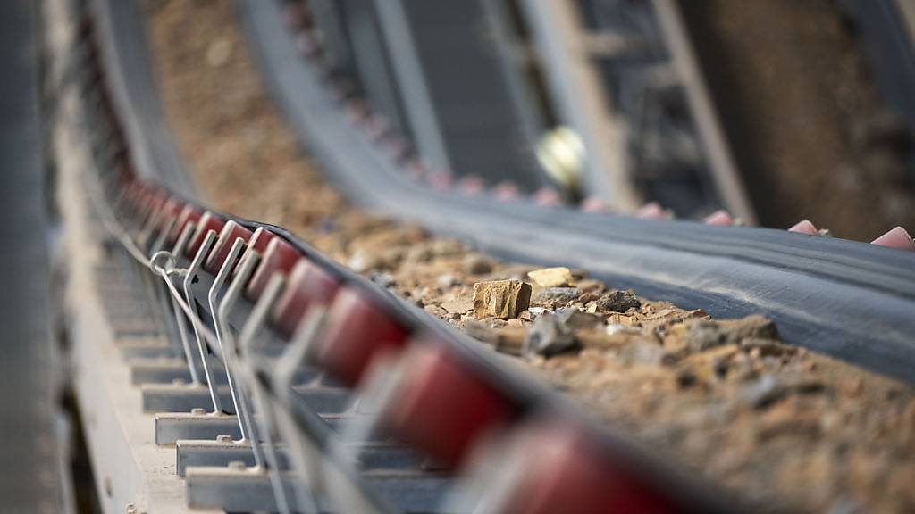 Recycling Baumaterial wird auf einem Förderband transportiert. (Symbolbild)