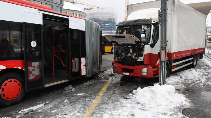 Kollision zwischen Bus und Lastwagen