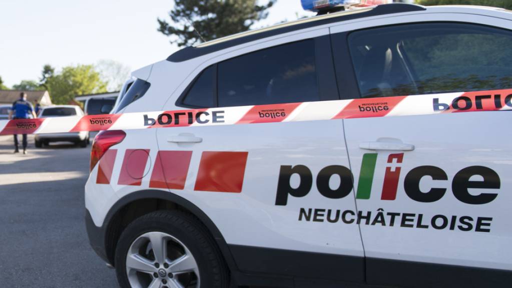 Nach Angaben der Kantonspolizei Neuenburg läuft eine Untersuchung, um die Umstände des Todes des jungen Mannes zu bestimmen. (Symbolbild)
