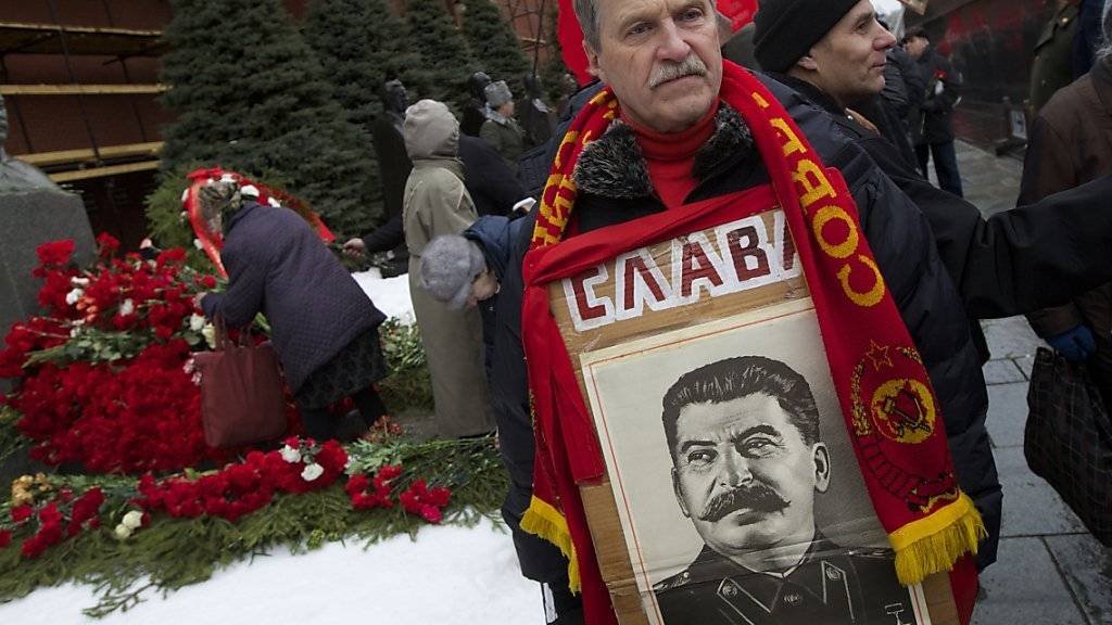 Ruhm - dafür wirbt der Stalin-Verehrer für seinen Helden zum Todestag auf dem Roten Platz in Moskau.