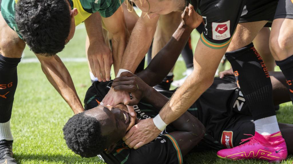 Enoch Owusu wird nach seinem Siegtor von den Mitspielern gefeiert