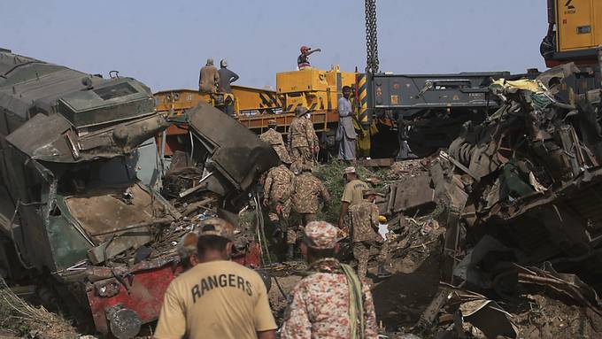 Zahl der Toten nach Zugunglück in Pakistan steigt auf mehr als 60