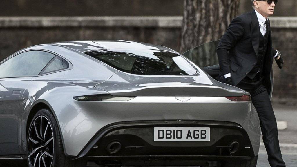 Kunden von Aston Martin wollen neue Modelle, der Abverkauf hingegen war wenig erfolgreich. Im Bild Bond-Darsteller Daniel Craig mit einem Aston Martin. (Archiv)