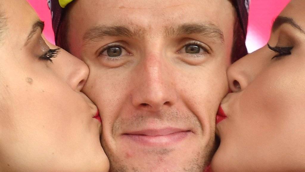 Küsschen für den souveränen Giro-Leader Simon Yates.