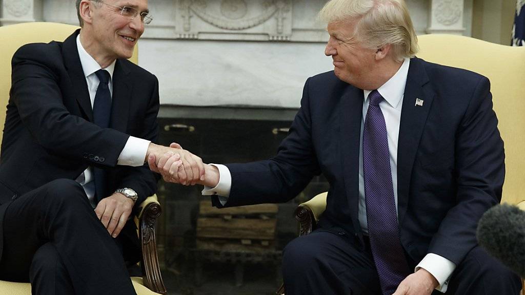 US-Präsident Donald Trump ist neuerdings gut auf die NATO zu sprechen: Generalsekretär Jens Stoltenberg (links) gibt er einen warmen Empfang im Weissen Haus.