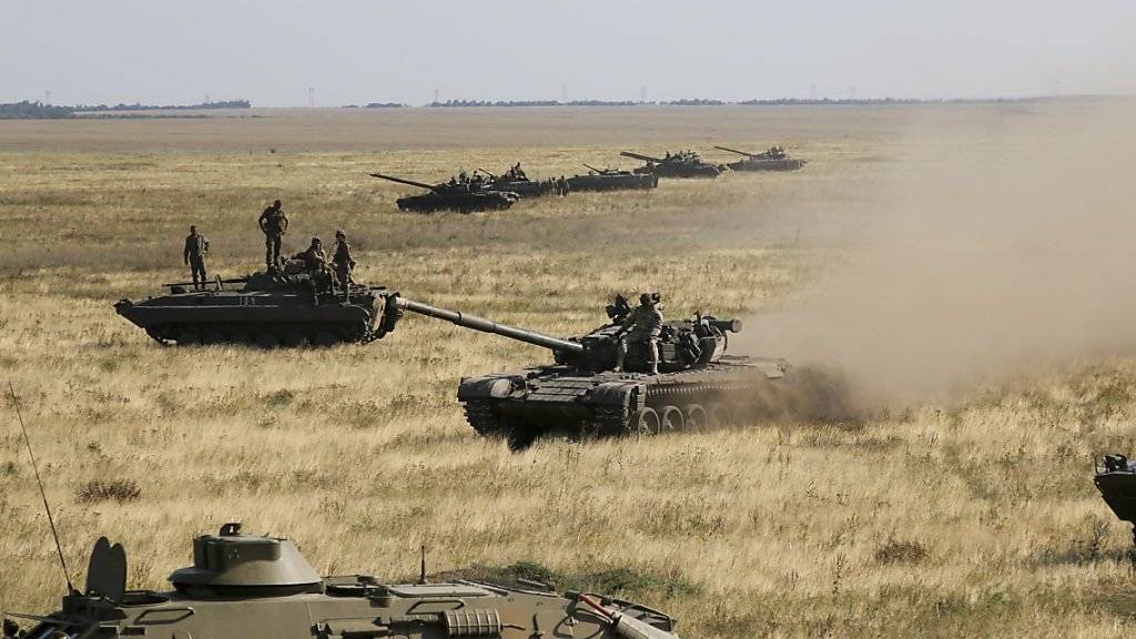 Ukrainische Panzer in der Nähe der annektierten Halbinsel Krim - eine russische Invasion in der Ostukraine droht laut den USA allerdings nicht. (Archivbild)