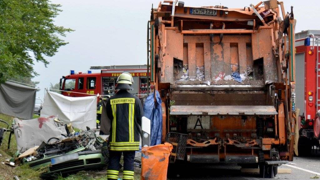 Arbeiten am Unfallort mit dem wieder aufgerichteten Müllwagen