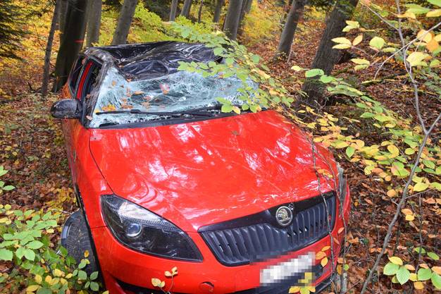 Dornach SO, October 29: A female driver lost control in a curve.  The car slid down an embankment and rolled over.  The driver was slightly injured.