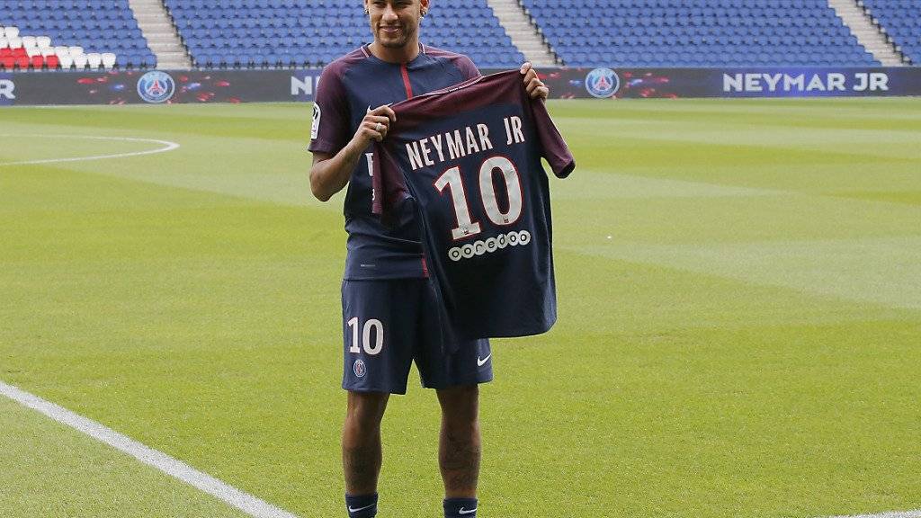 Die neuen T-Shirts vom Fussballklub Paris Saint-Germain des Fussballers Neymar verkaufen sich wie verrückt.