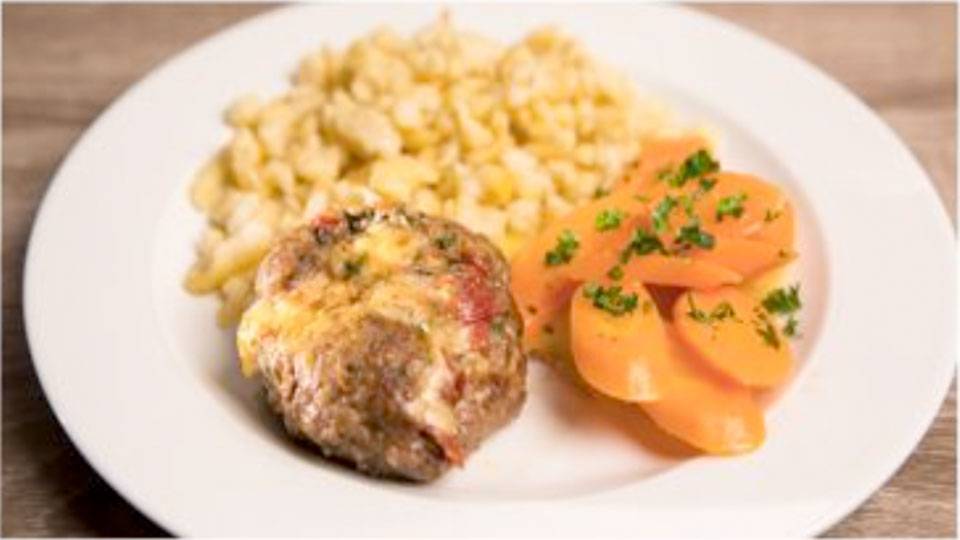 Gefüllte Hacksteaks an Portweinjus