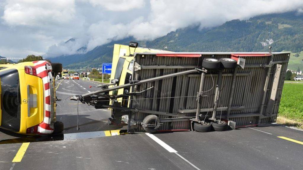 Bei einem Selbstunfall in Landquart kippte ein Zugfahrzeug mitsamt Anhänger und geladenem Lieferwagen auf die Seite. Der Sachschaden beträgt rund 30'000 Franken.