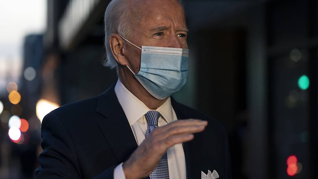 Joe Biden spricht mit Journalisten. Foto: Carolyn Kaster/AP/dpa/Archiv