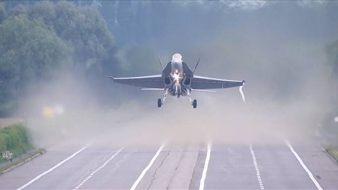 F/A-18-Kampfjets starten und landen auf der A1