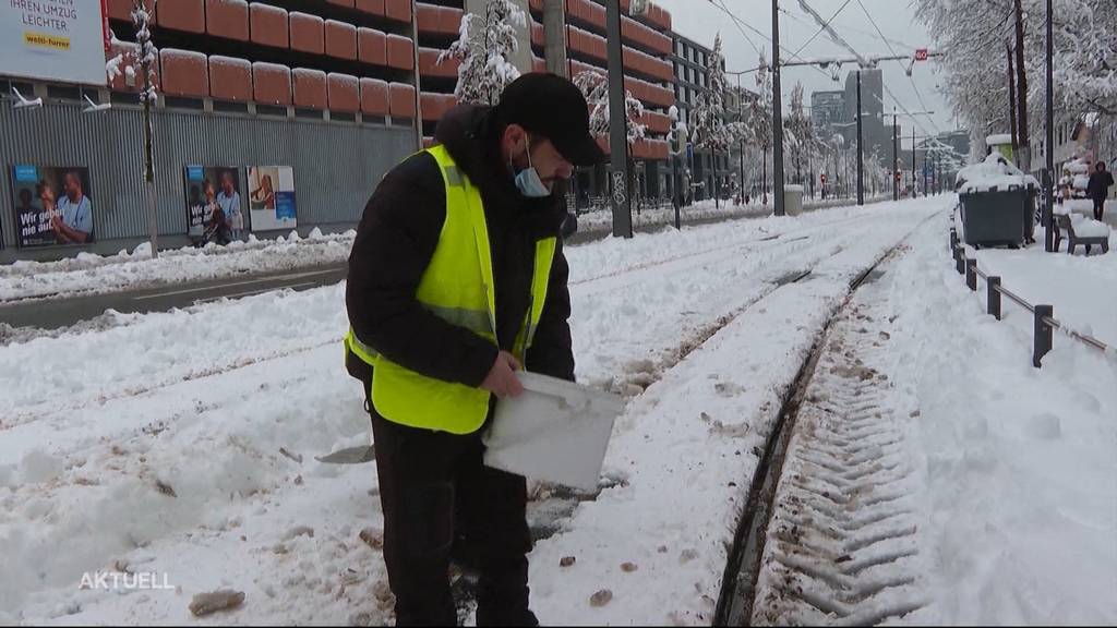 Schneechaos in Zürich: Vereinzelte Busse und Trams verkehren wieder