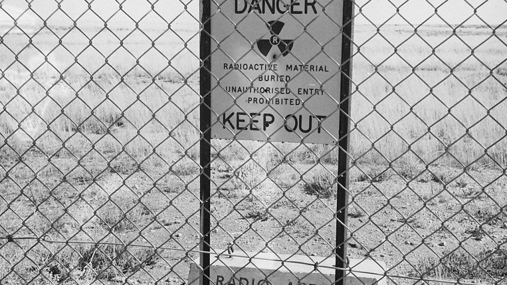 Ein Schild warnt vor Radioaktivität auf einem ehemaligen britischen Atombomben-Testgelände in Australien. (Archiv)