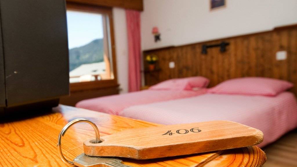Für traditionelle Hotels wird die Buchungsplattform Airbnb zunehmend zur Konkurrenz. (Archivbild)