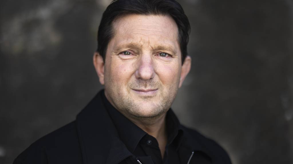 Whistleblower Adam Quadroni posiert im Februar 2025 für ein Portraitfoto. Der Whistleblower hatte vor Jahren als reuiges ehemaliges Mitglied das Bündner Baukartell auffliegen lassen. (Archivbild)