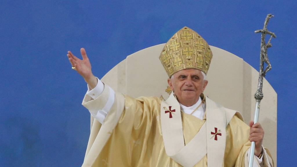 Ein 53-jähriger Tscheche ist der  mutmassliche Dieb des im bayerischen Traunstein gestohlenen Brustkreuzes des verstorbenen Papsts Benedikt XVI. (Archivbild)