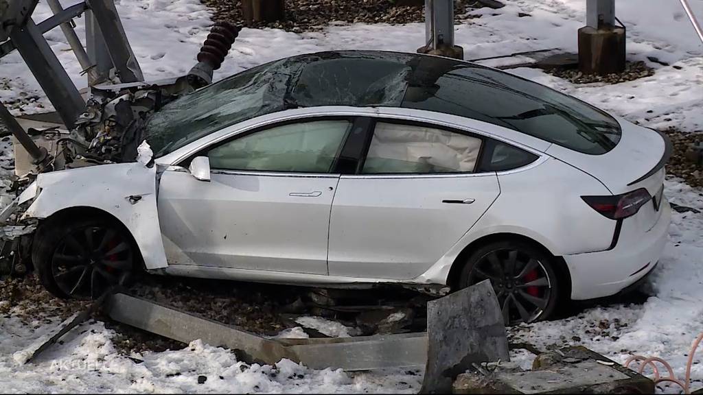 Spektakulärer Selbstunfall in Oftringen: Zwei Männer flogen mehrere Meter weit durch die Luft