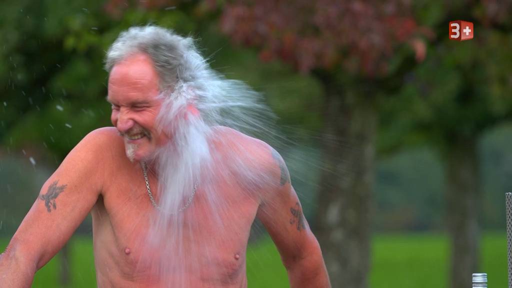 Jonnys Hofdamen rächen sich mit Wasserballons für die erfolglose Hofwoche