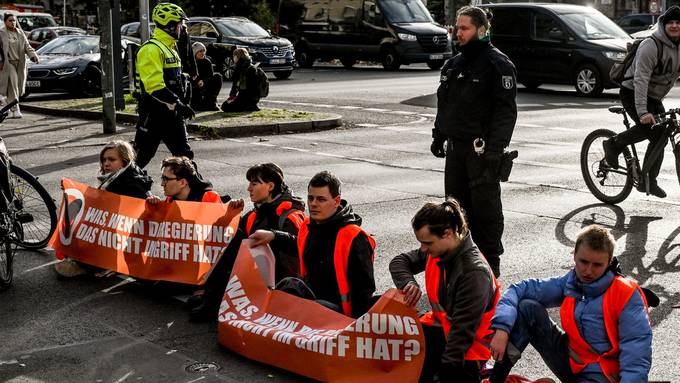 Aktivisten der Strassenblockaden sind mit Windeln ausgerüstet